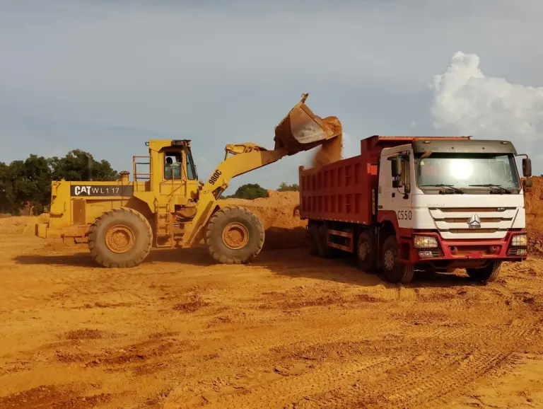 Chargeur CAT chargeant un camion EGTF