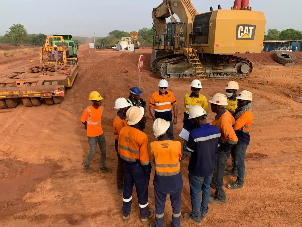 Équipe EGTF avec excavatrice CAT